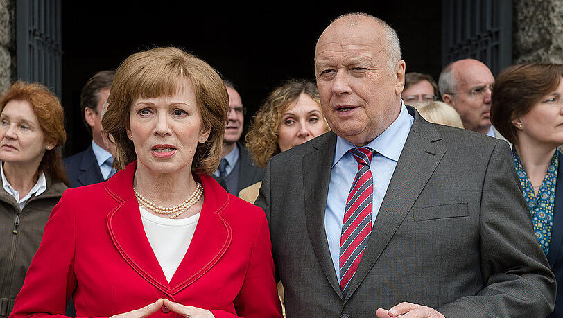 "Die Eisläuferin": Kanzleramtsminister Kahnitz (Thomas Thieme) hat es auf den Posten der Kanzlerin (Iris Berben) abgesehen. "Die Eisläuferin": Kanzleramtsminister Kahnitz (Thomas Thieme) hat es auf den Posten der Kanzlerin (Iris Berben) abgesehen.