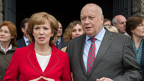"Die Eisläuferin": Kanzleramtsminister Kahnitz (Thomas Thieme) hat es auf den Posten der Kanzlerin (Iris Berben) abgesehen.