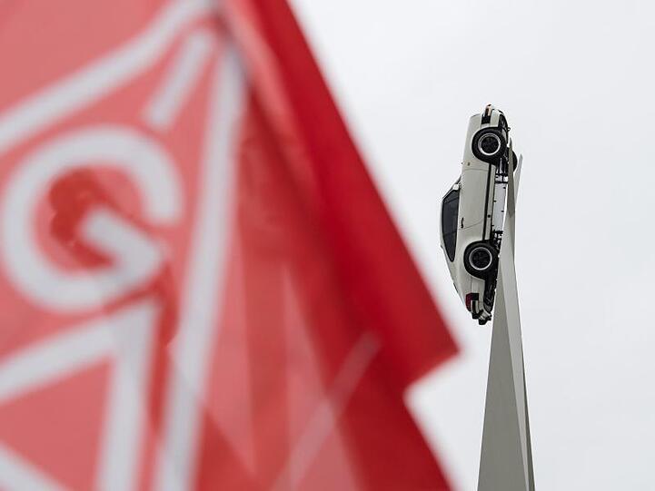 Eine Fahne weht bei einem Warnstreik. Foto: S. Gollnow/Archiv