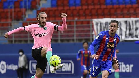 Barcelonas Oscar Mingueza (l) im Laufduell mit Eibars Kike Garcia, der den Ball eng am Fuß führt.