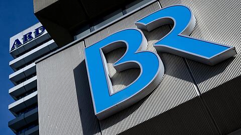 Das Logo des Bayerischen Rundfunks (BR) ist am Funkhaus zu sehen.