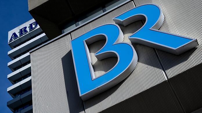 Das Logo des Bayerischen Rundfunks (BR) ist am Funkhaus zu sehen.