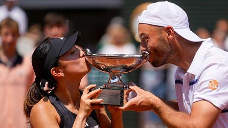 Sicherten sich in Paris den Mixed-Titel: Tim Pütz (r) und Miyu Kato.