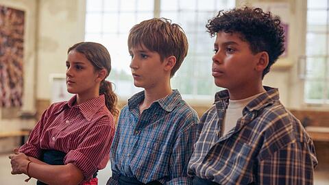 Manuela (Aina Mart&iacute;nez), Pol (Ot Serra Bas, Mitte) und Steven (Nael Gamell Orejuela) sind gut befreundet. Doch nach der Johannisnacht ist alles anders ...