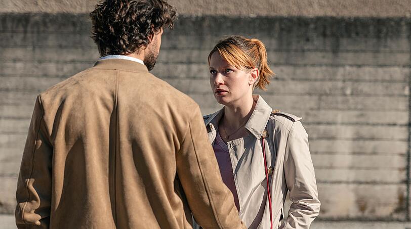 Fanny Gruber beobachtet, wie Nadine Prantl (Marlene Hauser) und ihr Schwager Markus (Aaron Karl) ein ernstes Gespr&auml;ch f&uuml;hren. Sie glaubt, dass Marlene l&uuml;gt und zudem ein Verh&auml;ltnis mit dem Bruder ihres Mannes hat.