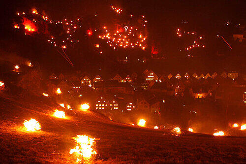 Die Nacht der tausend Lichter: Die Holzfeuer an den Hängen beleuchten die Gemeinde Pottenstein.