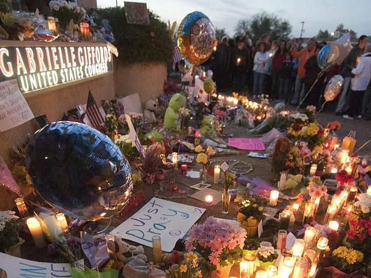 Vor dem Büro der US-Kongressabgeordneten Gabrielle Giffords haben die Menschen Kerzen aufgestellt.