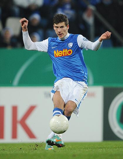 L. GORETZKA (17, Bochum): WAS KANN ER? Mittelfeldjuwel der deutschen U 19, mit der Fritz-Walter-Medaille in Gold ausgezeichnet, spielt schon Stamm in der zweiten Liga. WAS SPRICHT DAFÜR? Heynckes-Co Hermann Gerland sagte bereits vor einem Jahr, das man an ihm interessiert ist. Auch Sammer ist sehr angetan. Goretzkas Vorbild? Toni Kroos. KOMMT ER? Neben Bayern reißen sich der BVB, Schalke und europäische Top-Vereine um ihn. Er will aber erstmal am Alice-Salomon-Berufskolleg in Bochum sein Abi machen.