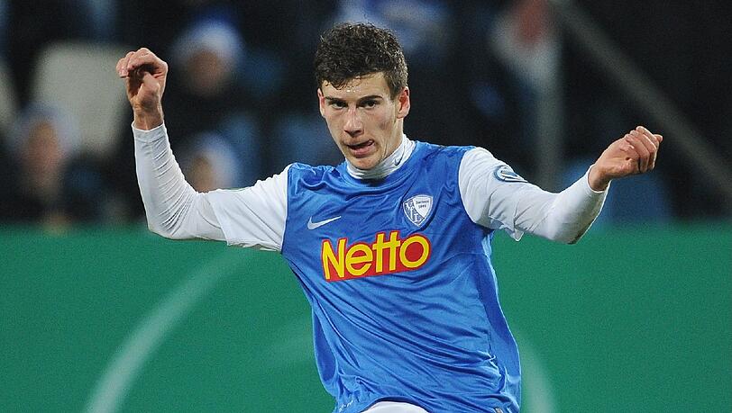 L. GORETZKA (17, Bochum): WAS KANN ER? Mittelfeldjuwel der deutschen U 19, mit der Fritz-Walter-Medaille in Gold ausgezeichnet, spielt schon Stamm in der zweiten Liga. WAS SPRICHT DAFÜR? Heynckes-Co Hermann Gerland sagte bereits vor einem Jahr, das man an ihm interessiert ist. Auch Sammer ist sehr angetan. Goretzkas Vorbild? Toni Kroos. KOMMT ER? Neben Bayern reißen sich der BVB, Schalke und europäische Top-Vereine um ihn. Er will aber erstmal am Alice-Salomon-Berufskolleg in Bochum sein Abi machen. L. GORETZKA (17, Bochum): WAS KANN ER? Mittelfeldjuwel der deutschen U 19, mit der Fritz-Walter-Medaille in Gold ausgezeichnet, spielt schon Stamm in der zweiten Liga. WAS SPRICHT DAFÜR? Heynckes-Co Hermann Gerland sagte bereits vor einem Jahr, das man an ihm interessiert ist. Auch Sammer ist sehr angetan. Goretzkas Vorbild? Toni Kroos. KOMMT ER? Neben Bayern reißen sich der BVB, Schalke und europäische Top-Vereine um ihn. Er will aber erstmal am Alice-Salomon-Berufskolleg in Bochum sein Abi machen.