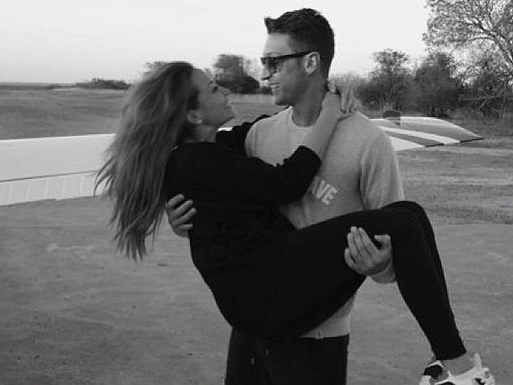 Ein Bild aus glücklichen Zeiten: Mesut Özil trägt Mandy Capristo in seinen Armen