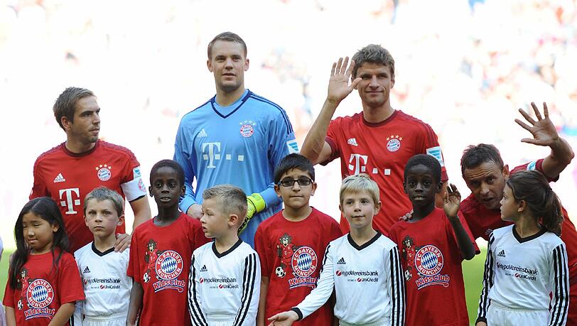 Am Samstag sind die Bayern mit Flüchtlingskindern (in rot)auf den Rasen gelaufen. Am Samstag sind die Bayern mit Flüchtlingskindern (in rot)auf den Rasen gelaufen.