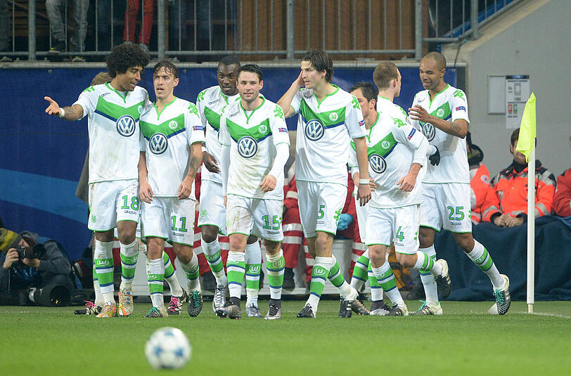 Torschütze Naldo (r) von Wolfsburg jubelt nach dem 3:2 mit der Mannschaft.