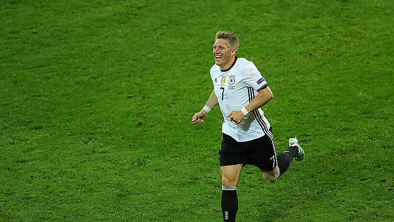 Pure Freude bei Bastian Schweinsteiger nach seinem 2:0-Treffer gegen die Ukraine. Pure Freude bei Bastian Schweinsteiger nach seinem 2:0-Treffer gegen die Ukraine.