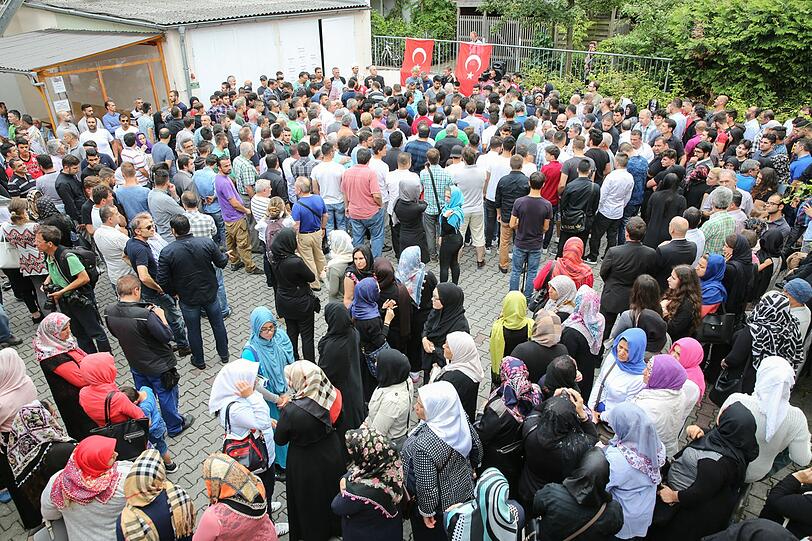 In der Trauer vereint: Die türkisch-islamische Gemeinde hat der Opfer des OEZ-Amokläufers gedacht - die Bilder.