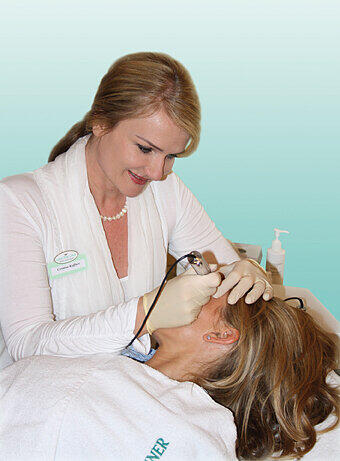 Corinna Kuffner bei der Anti-Aging-Pigmentierung