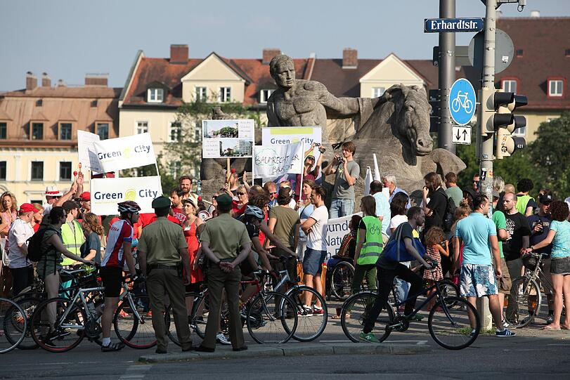 Die Demo für den Erhalt der Kastanien und gegen den neuen Luxus-Wohnklotz: "Baumrecht vor Baurecht" und "Den Bauherren nicht die Stadtplanung überlassen" stand auf den Transparenten der Demonstranten.