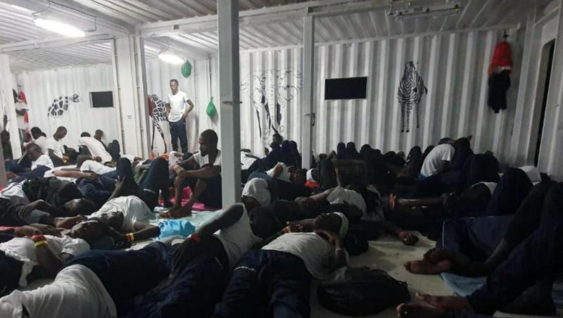 Zwei Wochen lang mussten 356 Migranten an Bord der "Ocean Viking" zwischen Malta und Italien ausharren. Zwei Wochen lang mussten 356 Migranten an Bord der "Ocean Viking" zwischen Malta und Italien ausharren.