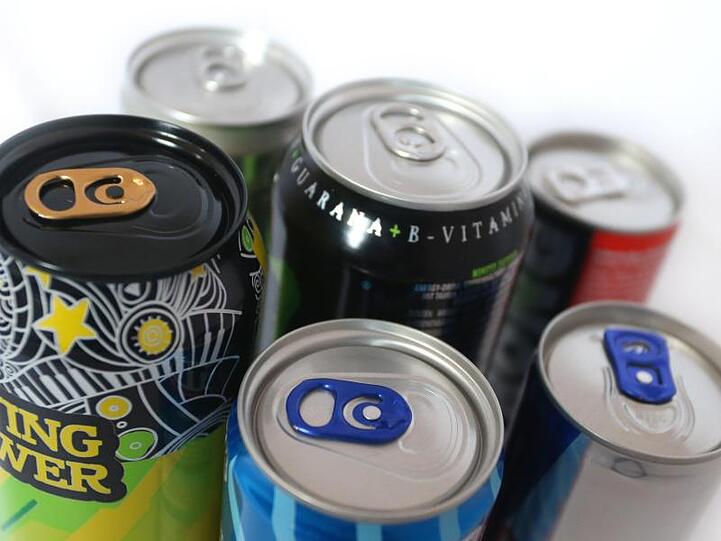 Aus Expertensicht kann der übermäßige Konsum von Energydrinks bei Kindern und Jugendlichen gesundheitliche Risiken erhöhen.