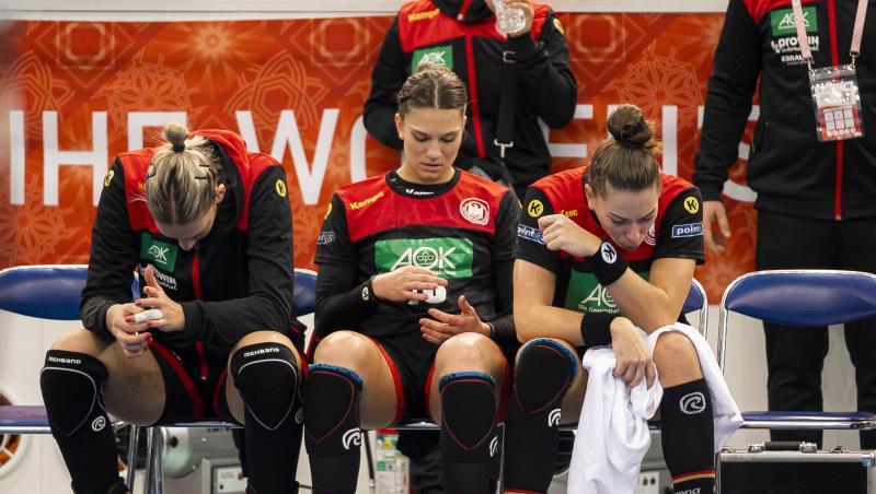Die deutschen Handballerinnen Luisa Schulze, Julia Behnke und Emily Bölk (l-r-) sind nach der Niederlage enttäuscht. Die deutschen Handballerinnen Luisa Schulze, Julia Behnke und Emily Bölk (l-r-) sind nach der Niederlage enttäuscht.