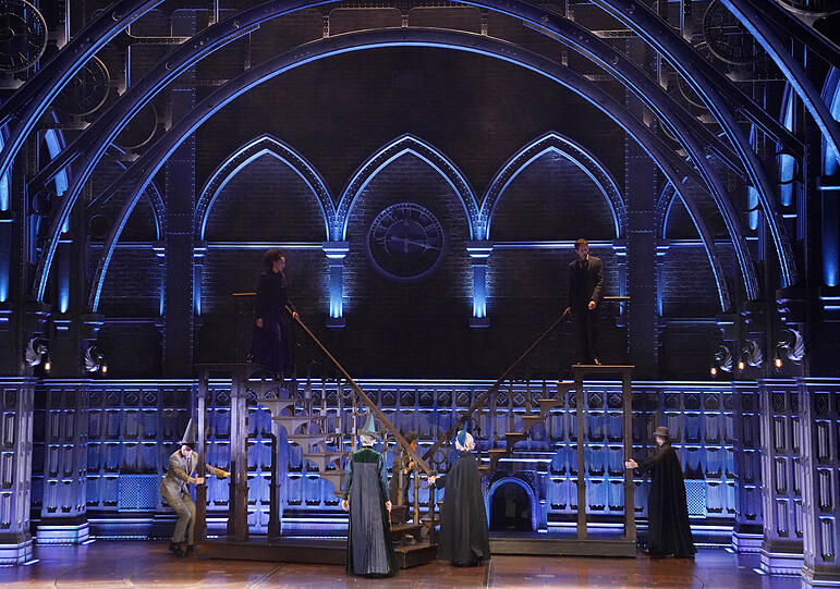 Markus Schöttl (hinten, oben rechts) als Harry Potter mit Jillian Anthony (hinten, oben links) als Hermine Granger in "Harry Potter und das verwunschene Kind" auf der Bühne im Mehr! Theater am Großmarkt.