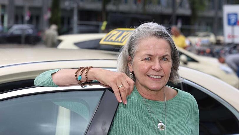 An der Südseite des Hauptbahnhofs: Hier warten viele Taxifahrer in ihren Taxis auf Fahrgäste. Ulla Unger steht hier an ihrem Fahrzeug und spricht mit der AZ über die Neuerung.