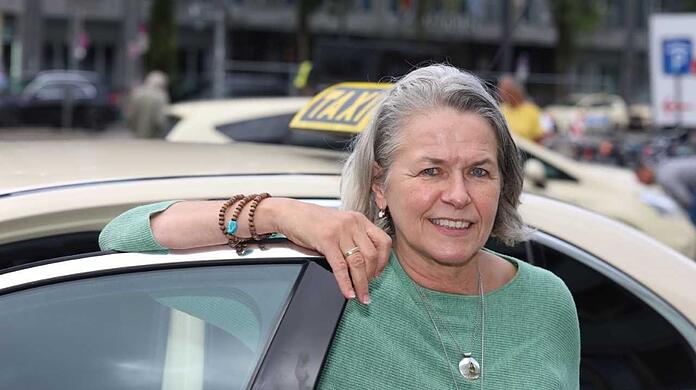 An der Südseite des Hauptbahnhofs: Hier warten viele Taxifahrer in ihren Taxis auf Fahrgäste. Ulla Unger steht hier an ihrem Fahrzeug und spricht mit der AZ über die Neuerung.