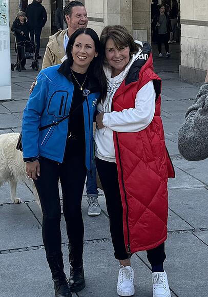PETA-Fachreferentin Jana Hoger mit "Dahoam is Dahoam"-Star Brigitte Walbrun. PETA-Fachreferentin Jana Hoger mit "Dahoam is Dahoam"-Star Brigitte Walbrun.