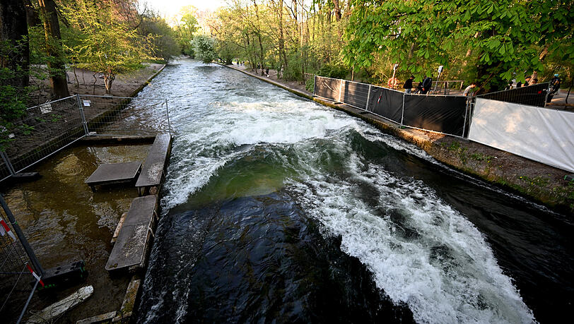 Surfverbot auf der Eisbachwelle im Englischen Garten am Haus der Kunst. Die Stadt hat eine neue Allgemeinverfügung erlassen.