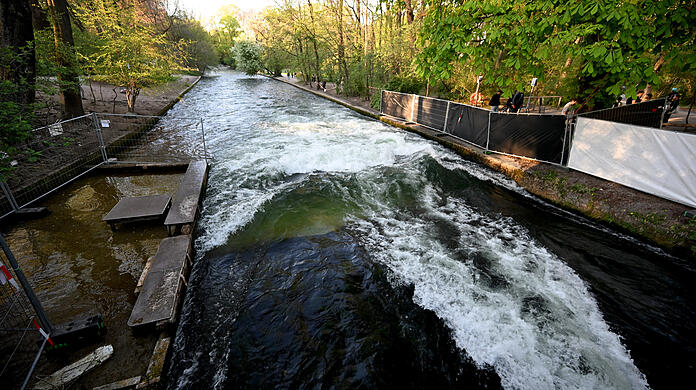 Kein Surfer ist auf der Eisbachwelle im Englischen Garten zu sehen. Sie wurde nach einem Surf-Unfall erst einmal gesperrt.