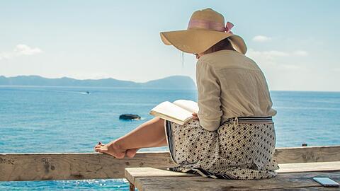 Einer der Reisetrends 2026: Readaways, also Urlaube, bei denen das Lesen im Mittelpunkt steht.