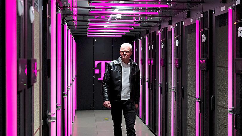 Andreas Falkner, verantwortlich f&uuml;r die KI-Fabrik, f&uuml;hrt durch das neue Rechenzentrum.