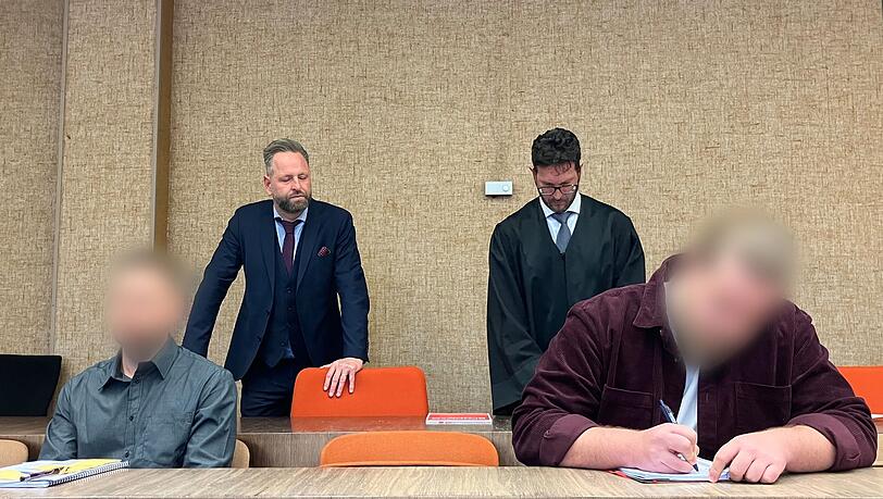 Die beiden Angeklagten schwiegen zunächst. Die beiden Angeklagten schwiegen zunächst.