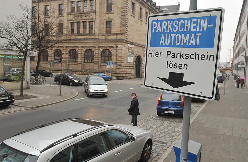Kurios: In der Weidenkellerstraße (hinten links) müssen Autofahrer nur bis 18 Uhr blechen. Nur etwa 30 Meter weiter, in der Sandstraße (Bildvordergrund), wird bis 20 Uhr abkassiert.