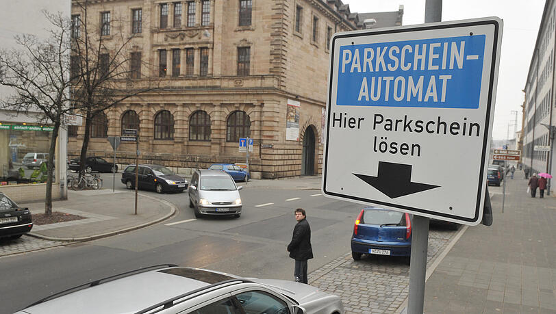 Kurios: In der Weidenkellerstraße (hinten links) müssen Autofahrer nur bis 18 Uhr blechen. Nur etwa 30 Meter weiter, in der Sandstraße (Bildvordergrund), wird bis 20 Uhr abkassiert. Kurios: In der Weidenkellerstraße (hinten links) müssen Autofahrer nur bis 18 Uhr blechen. Nur etwa 30 Meter weiter, in der Sandstraße (Bildvordergrund), wird bis 20 Uhr abkassiert.