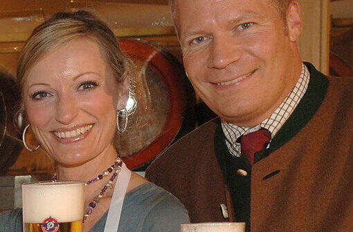 Sind jetzt ein Paar: Kabarettistin Monika Gruber und Paulaner-Chef Andreas Steinfatt.