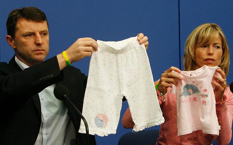 Hier zeigen sie einen Pyjama, wie ihn ihre Tochter trug, als sie verschwand.