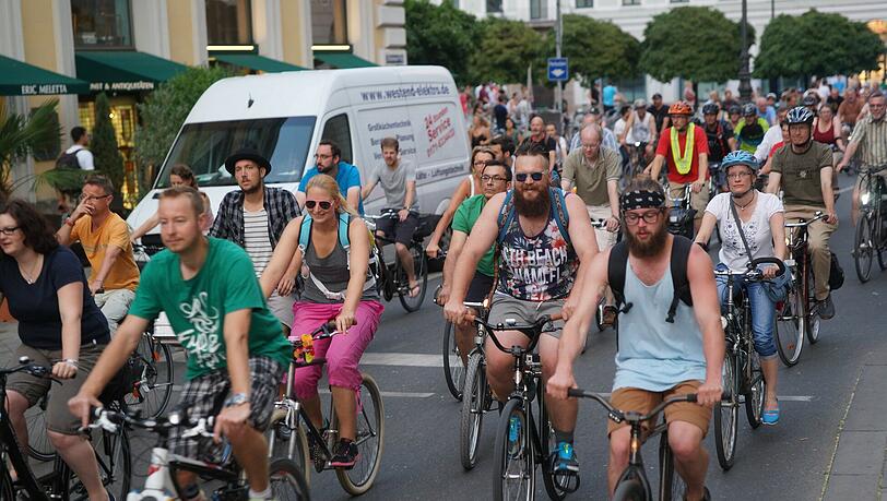 Die freien Straßen freuen die Münchner Radler bei der Radlnacht. Fotos: Daniel von Loeper Die freien Straßen freuen die Münchner Radler bei der Radlnacht. Fotos: Daniel von Loeper