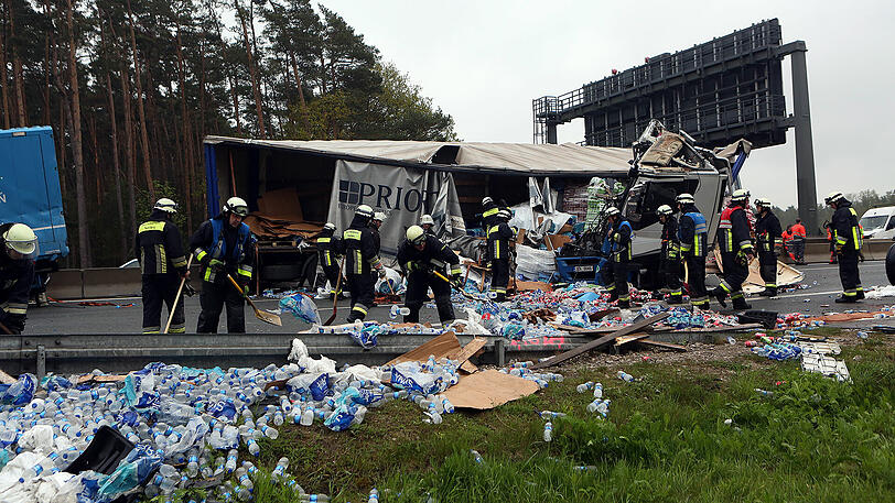 Bei einem schweren Lkw-Unfall auf der A6 behinderten dreiste Gaffer die Rettungsmaßnahmen massiv. Die Bilder von der Unfallstelle.