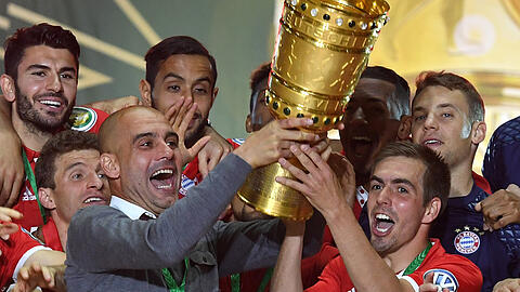 21. Mai 2016: Bayern-Trainer Pep Guardiola (l.) und Kapitän Philipp Lahm mit dem DFB-Pokal.