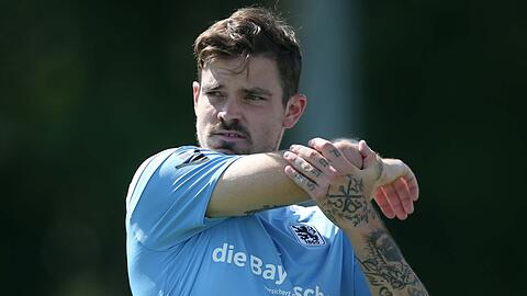 Kaum da - und schon auf dem Trainingsplatz: 1860-Neuzugang Dennis Erdmann.