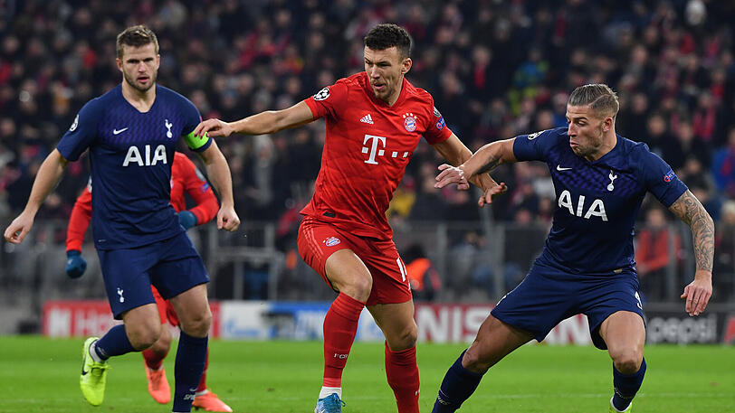 Ivan Perisic (m.) im Zweikampf mit Toby Alderweireld (r.) und Eric Dier (l.).