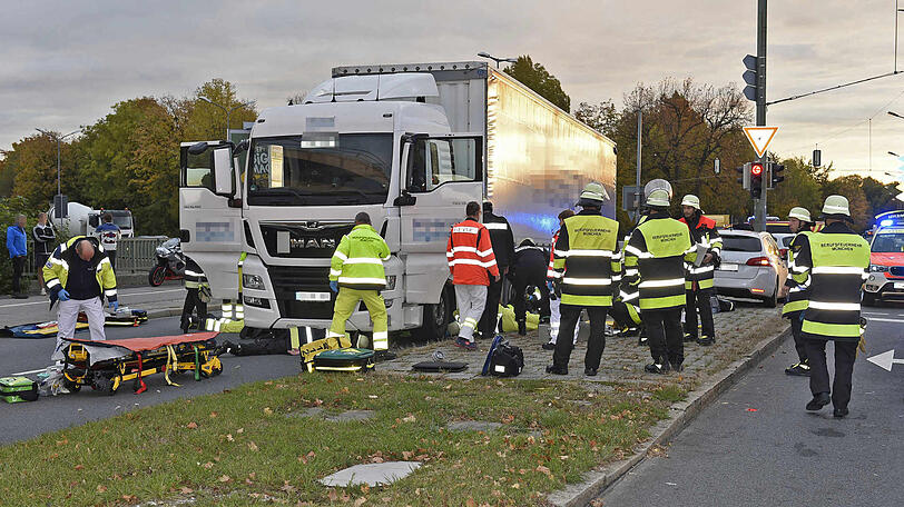 Die Einsatzkräfte versorgen das Mädchen am Unfallort