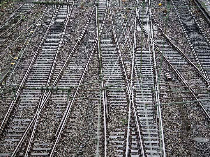 Leere Gleise in der Nähe eines Bahnhofs. Foto:Federico Gambarini/Archivbild