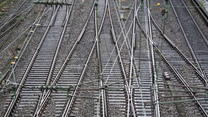 Leere Gleise in der Nähe eines Bahnhofs. Foto:Federico Gambarini/Archivbild Leere Gleise in der Nähe eines Bahnhofs. Foto:Federico Gambarini/Archivbild