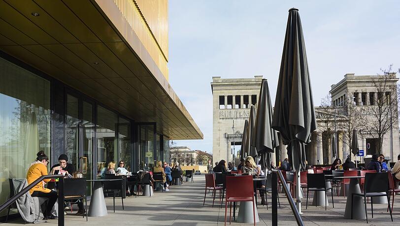 Kein Schatten, dafür Sicht auf den Königsplatz im Ella. Kein Schatten, dafür Sicht auf den Königsplatz im Ella.