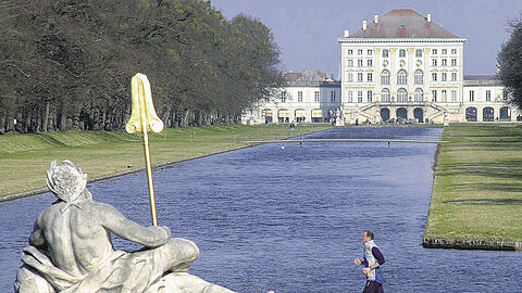 Da schaut der Flussgott: Dem pressiert's aber, dem Jogger.