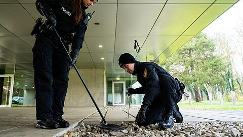 Einsatzkräfte der Bereitschaftspolizei suchen die Umgebung des Kelten-Römer-Museums ab.