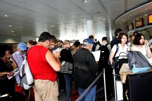 Chaos am Münchner Flughafen - durch den Pilotenstreik bei der Lufthansa-Tochter Cityline fallen in München mehr als 120 Flüge aus.