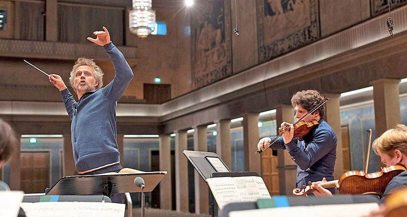 Der Geiger Augustin Hadelich mit dem Dirigenten Thomas Søndergård bei einer Probe für das Konzert im Herkulessaal der Residenz.  Foto: BR/Astrid Ackermann