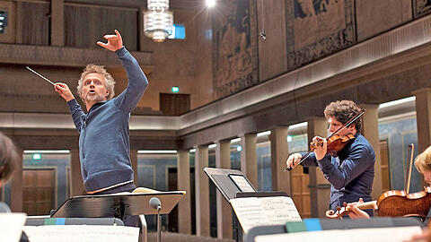 Der Geiger Augustin Hadelich mit dem Dirigenten Thomas Søndergård bei einer Probe für das Konzert im Herkulessaal der Residenz.  Foto: BR/Astrid Ackermann